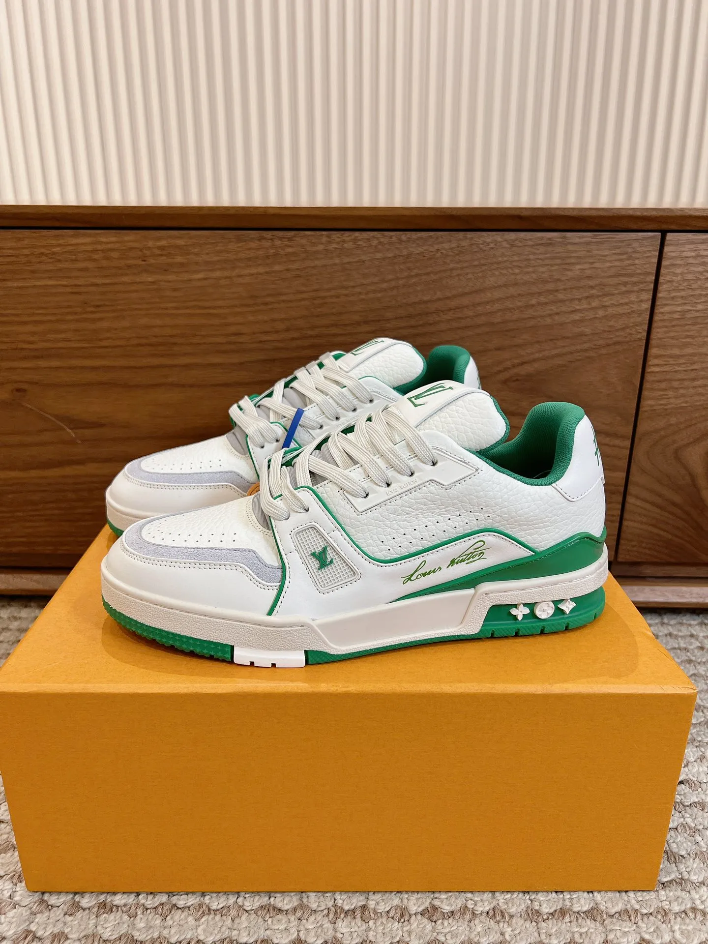 👟👟Ex-factory price 840👟👟 Dongguan high-end supply top version LV-Louis Vuitton 2022 catwalk new style, original 1:1 developed replica! ! It is very comfortable to wear on the foot. It is made of fine workmanship. The upper is spliced ​​with calfskin imported from Italy. The side is decorated with the brand's LOGO and signature. The cowhide foot pads are lined with mesh, making the foot feel super comfortable. The original two-color TPU combination outsole is specially provided by the original factory. Packing process: Goodyear stitching and overlocking Size: 35-44 standard size